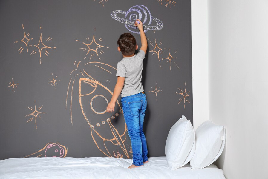 Crianças pintando na parede criança pintando desenho infantil com